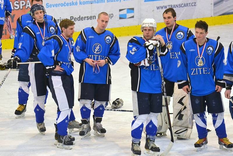 Českolipští hokejisté ovládli finále a po vítězství mohli zvednout nad hlavy trofej pro krajského přeborníka.