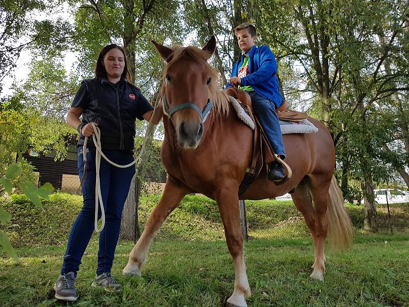 Tradiční Svatováclavská dražba beranů a farmářské trhy na Kozí farmě Pěnčín lákají díky doprovodnému programu množství lidí.