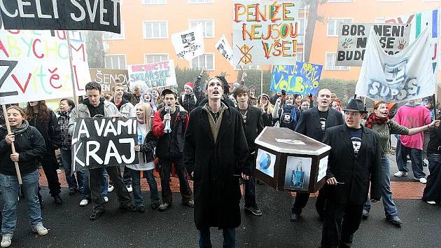 Protestním pochodem dali studenti najevo, že nesouhlasí se záměrem sloučení šenovské a borské sklářské školy.