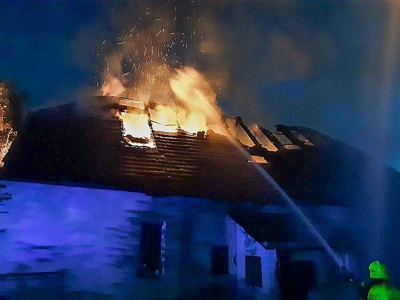 Požár domu ve Cvikově nad ránem ve čtvrtek 14. července
