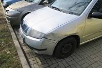 Řidič fabie naboural v Mírové ulici v Mimoni do vozu volkswagen a z místa nehody ujel.
