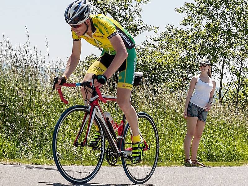 Vítěz Miroslav Živný si jede pro první místo v silničním Maratonu.