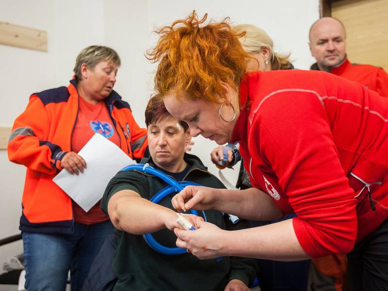 Cvičení zaměřené na třídění a příjem pacienta na urgentním příjmu při mimořádné události s hromadným postižením zdraví proběhlo 11. dubna ve Sloupu v Čechách v rámci konference Dny IZS 2017.