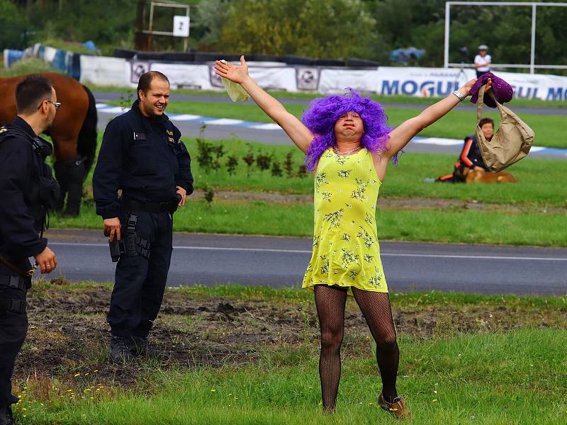 Den s policií a dalšími složkami Integrovaného záchranného systému na autodromu v Sosnové již poněkolikáté potěšil nejen malé návštěvníky, ale také jejich dospělý doprovod.