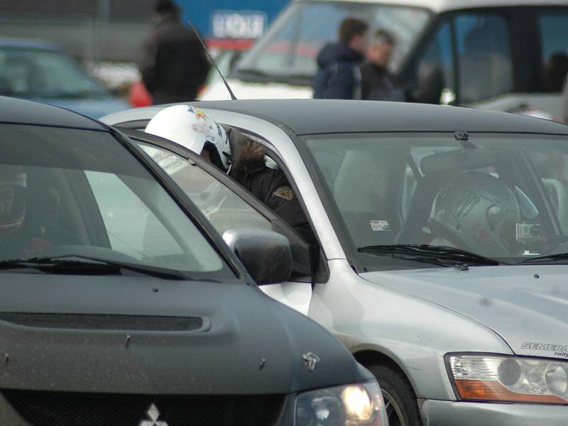 Na start čtvrtého dílu se postavilo dvaačtyřicet posádek, které si tak mohly vyzkoušet pocity účastníků Rally Bohemia nebo Setkání mistrů.