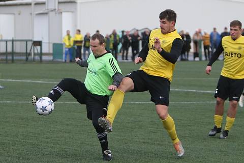 Fotbalisté Lindavy (žlutá) remizovali s Kamenicí 1:1.