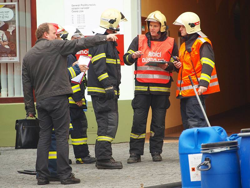 Podezřelý balíček, kvůli kterému hasiči a policisté v pátek uzavřeli a částečně evakuovali hlavní poštu na českolipském náměstí, neznamenal žádnou hrozbu.