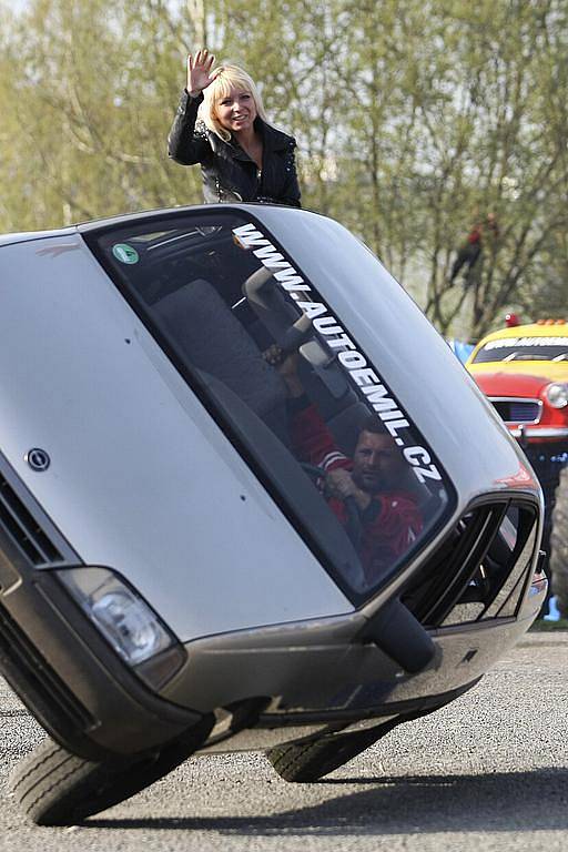 DUBEN. Nejen úplně první český monster truck, ale i celou řadu kaskadérských kousků, mohli shlédnout lidé během Monster truck show v České Lípě.