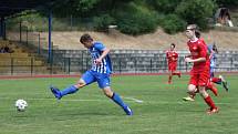 Dorostenci České Lípy U 17 (modré dresy) doma porazili Junior Děčín 3:0.