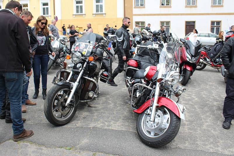 Tradiční žehnání motorkám za bezpečnou jízdu v nové sezoně se konalo v Jablonném v Podještědí.