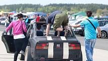 Milovníci tuningu se začali sjíždět do areálu letiště v Hradčanech od pátku. Podle organizátirů dorazilo na čtyři tisíce aut a zhruba dvanáct tisíc lidí. 