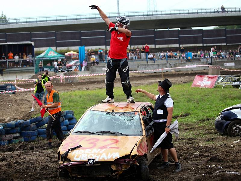 Destruction derby na autodromu. Den první.