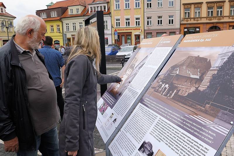 Výstava Zrcadla do historie bude v českolipských ulicích do konce října.