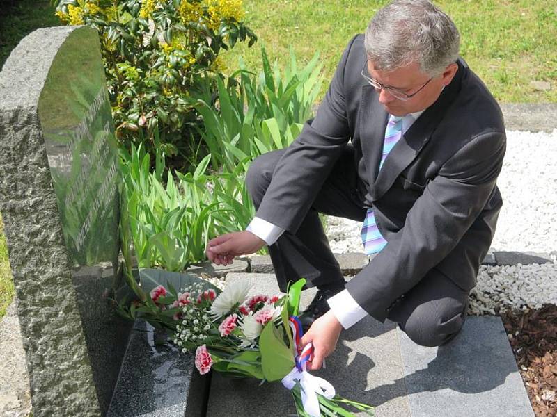 Místostarosta Lípy Juraj Raninec položil květniny na Městském hřbitově, kde jsou dodnes pochováni vojáci, kteří položili své životy během osvobození Českolipska. 