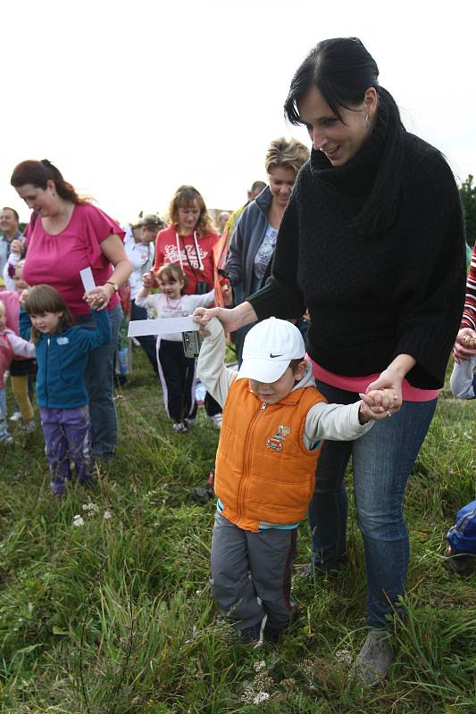 Tradiční podzimní akce rodičů a dětí, kterou pořádá mateřská školka ze Špičáku – Setkání s Podzimáčkem - se uskutečnila 25. září na louce u českolipského gymnázia.