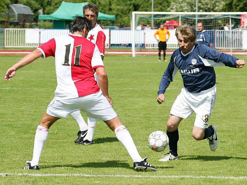 Penčev se snaží proniknout obranou Slavie.