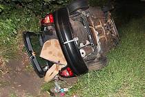 Nedělní nehoda na Práchni. V pravotočivé zatáčce sedmadvacetiletý šofér nezvládl řízení a havaroval do silničního příkopu, kde se auto převrátilo na levý bok.