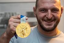Lukáš Krpálek se zlatou olympijskou medailí.