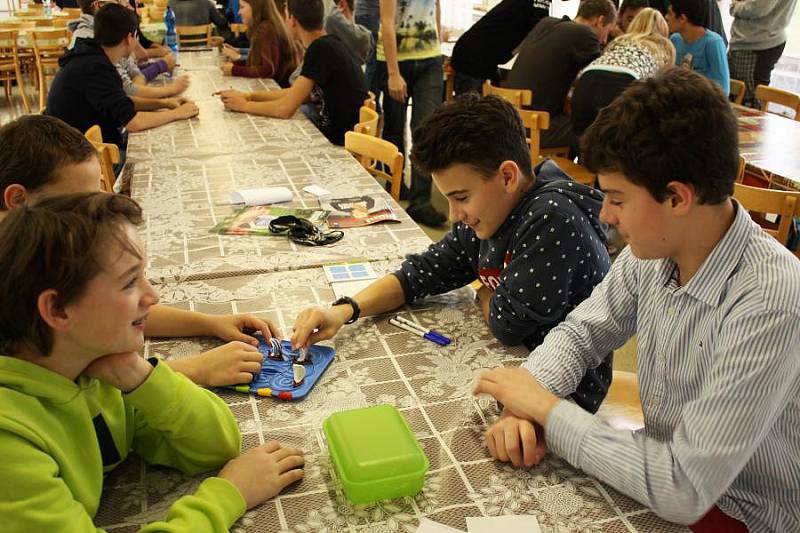 Studenti z jedenácti škol se ve čtvrtek zúčastnili oblastního kola tradičního turnaje pIšQworek. 