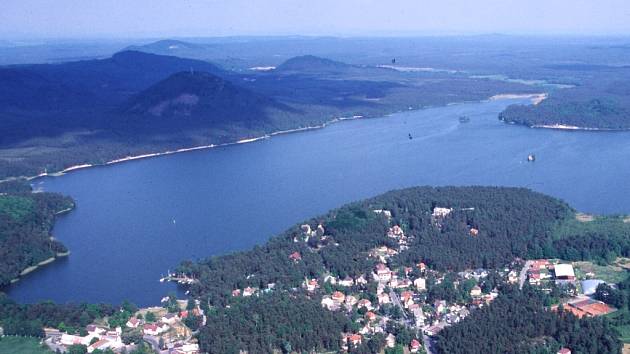 Liberecký kraj vyniká nejčistším vzduchem a množstvím zeleně. Na snímku Máchovo jezero.