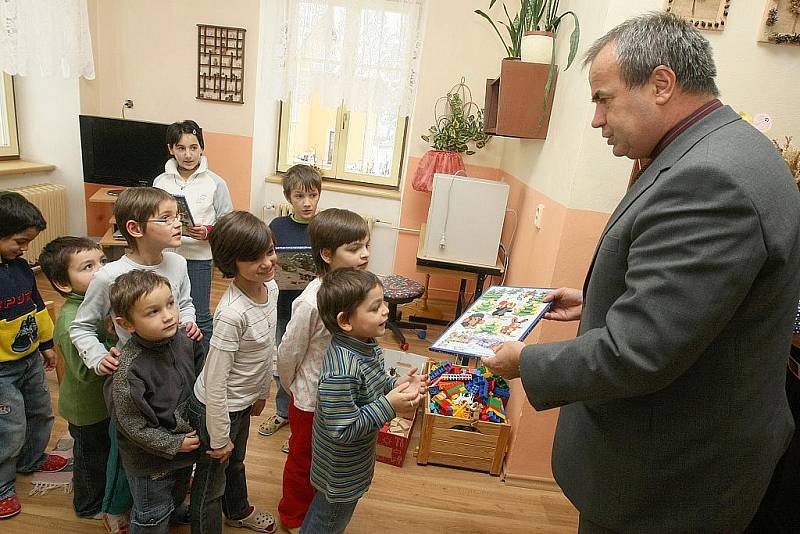 Sladkosti a adventní kalendáře přivezl dětem do Dětského domova v Krompachu hejtman Libereckého kraje Stanislav Eichler.