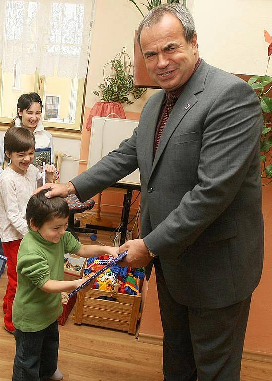 Sladkosti a adventní kalendáře přivezl dětem do Dětského domova v Krompachu hejtman Libereckého kraje Stanislav Eichler.