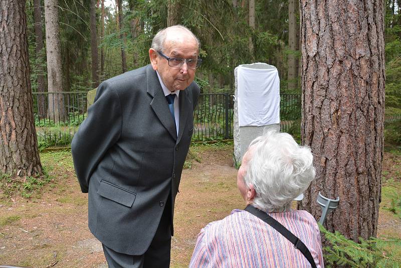 Symbolický hrob židovských obyvatel Nového Boru, kteří se během II. světové války stali oběťmi holocaustu, odhalili na novoborském Lesním hřbitově.