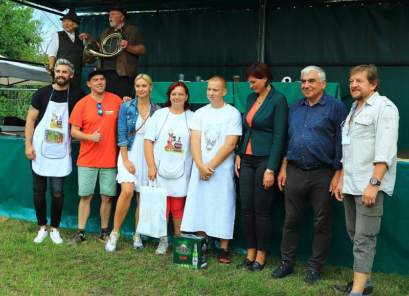 Zámecký areál v Zahrádkách hostil v sobotu 9. ročník Vaření kotlíkových zvěřinových gulášů. Do boje letos zasáhlo 12 týmů.