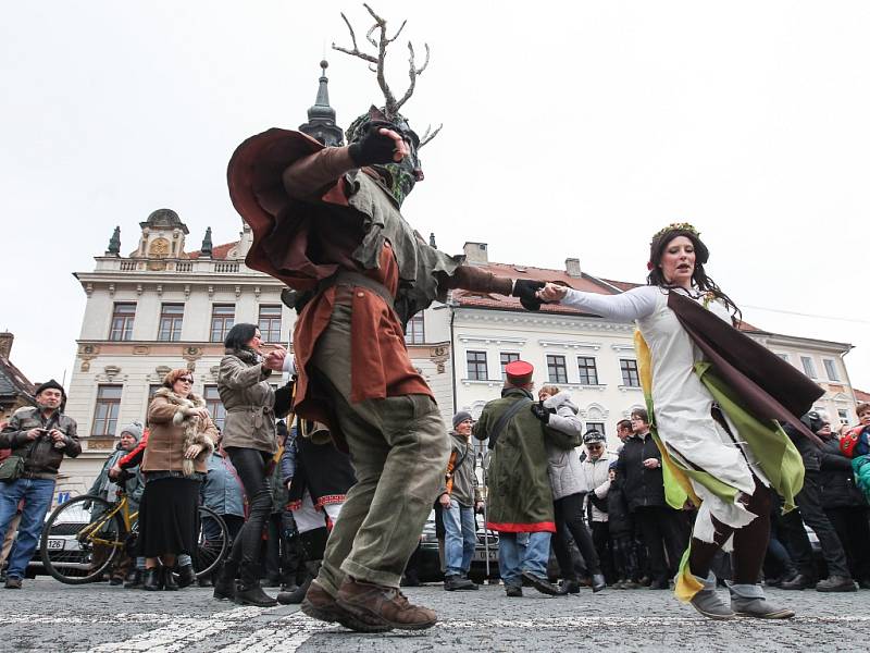 V ulicích České Lípy se na nedělním masopustu bavily desítky lidí.