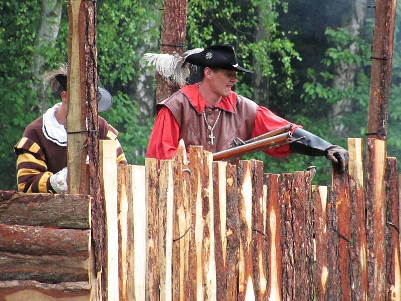 Skupina historického šermu Garde pořádala v sobotu tradiční Cvikovské hřmění - bitvu z období třicetileté války. 