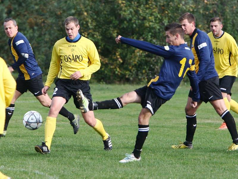 Holany - Rozstání 3:1 (1:0). Drbohlav se snaží zblokovat střelu domácího Serdela (v modrém).