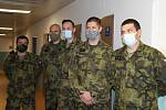 Vojáci pomáhají v nemocnici v České Lípě.