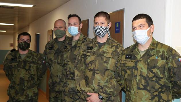 Vojáci pomáhají v nemocnici v České Lípě.