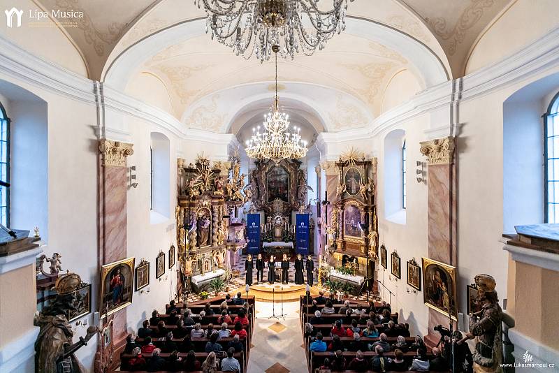 Vokální hudba zněla nedělním podvečerem na festivalu Lípa Musica v kostele svatých Petra a Pavla v Horním Prysku. Jeho protagonistou byl křehký i silný ženský sextet SJAELLA z Lipska.