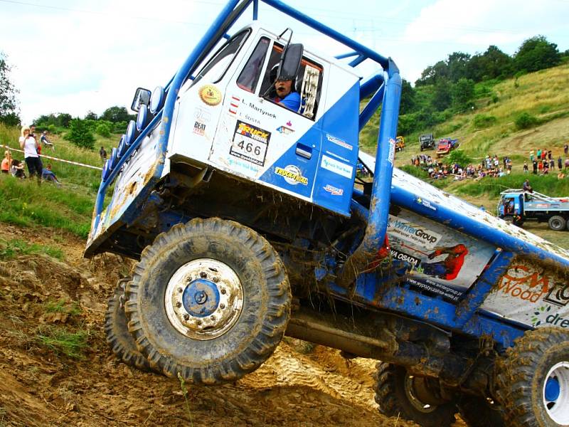 Soutěžní sezona otevřeného mistrovství ČR v Truck trialu pokračovala o víkendu ve Stráži pod Ralskem.