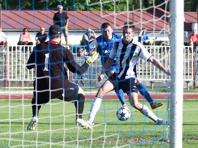 Gibala se snaží prostřelit hostujícího Bustu a gólmana Kudrnu.