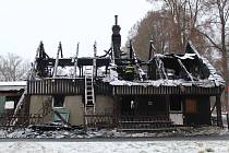Vyhořelý dům ve Skalici na Českolipsku v prosinci roku 2022.