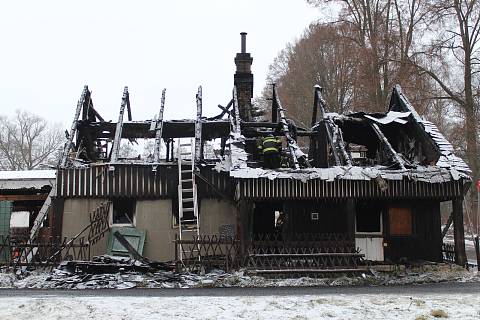 Vyhořelý dům ve Skalici na Českolipsku v prosinci roku 2022.