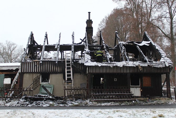 Stav vyhořelého domu ve Skalici u České Lípy, sobota 17. prosince 2022 ráno.