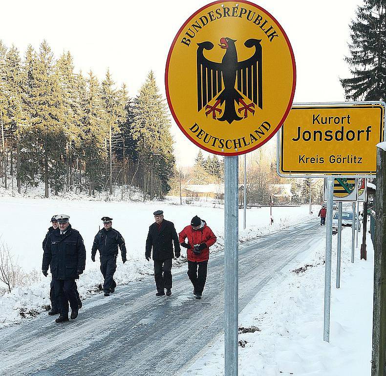 Malé slavnosti k otevření přechodu se zúčastnili občané z obou vesnic se svými starosty. Po krátkých projevech přestřihli starosta obce Krompachy František Audes a starosta obce Jonsdorf Zimmerman pásku.