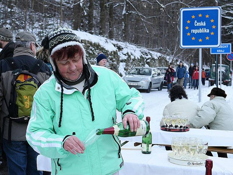 Malé slavnosti k otevření přechodu se zúčastnili občané z obou vesnic se svými starosty. Po krátkých projevech přestřihli starosta obce Krompachy František Audes a starosta obce Jonsdorf Zimmerman pásku.