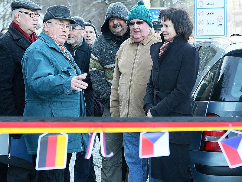 Malé slavnosti k otevření přechodu se zúčastnili občané z obou vesnic se svými starosty. Po krátkých projevech přestřihli starosta obce Krompachy František Audes a starosta obce Jonsdorf Zimmerman pásku.