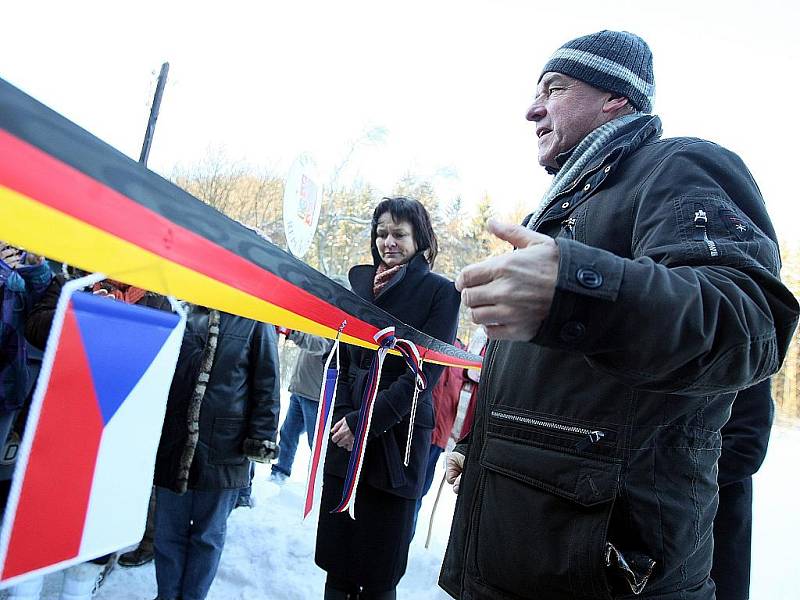 Malé slavnosti k otevření přechodu se zúčastnili občané z obou vesnic se svými starosty. Po krátkých projevech přestřihli starosta obce Krompachy František Audes a starosta obce Jonsdorf Zimmerman pásku.