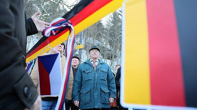 Malé slavnosti k otevření přechodu se zúčastnili občané z obou vesnic se svými starosty. Po krátkých projevech přestřihli starosta obce Krompachy František Audes a starosta obce Jonsdorf Zimmerman pásku.