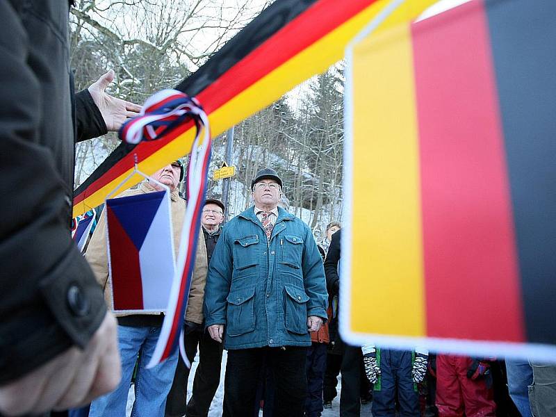 Malé slavnosti k otevření přechodu se zúčastnili občané z obou vesnic se svými starosty. Po krátkých projevech přestřihli starosta obce Krompachy František Audes a starosta obce Jonsdorf Zimmerman pásku.