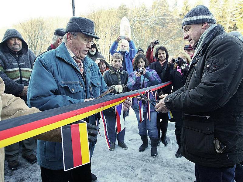 Malé slavnosti k otevření přechodu se zúčastnili občané z obou vesnic se svými starosty. Po krátkých projevech přestřihli starosta obce Krompachy František Audes a starosta obce Jonsdorf Zimmerman pásku.