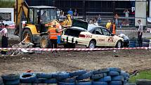 Destruction derby na autodromu. Den první.