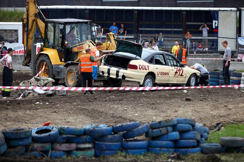 Destruction derby na autodromu. Den první.