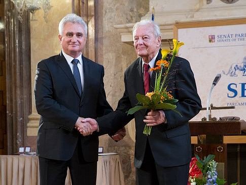 Přední český sklář a autor řady patentů, které posunuly naše sklářství na světovou úroveň, Vlastimil Dvořák (vpravo) zemřel 29. ledna 2018. Loni v září převzal Stříbrnou pamětní medaili Senátu.