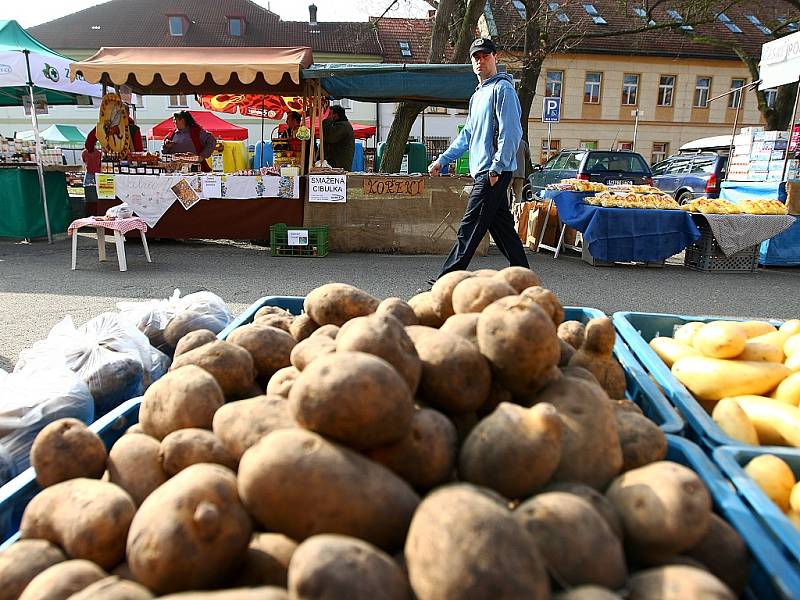 Farmářské trhy na českolipském Škroupově náměstí.